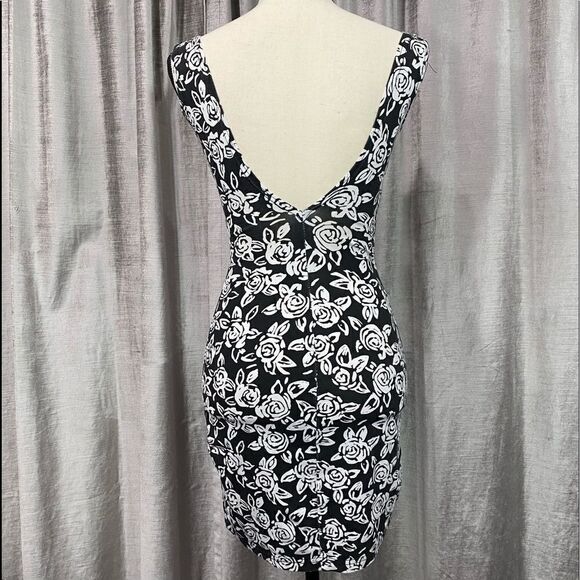 ⭐️ VINTAGE Bodycon Mini  Black White Roses - Picture 5 of 5